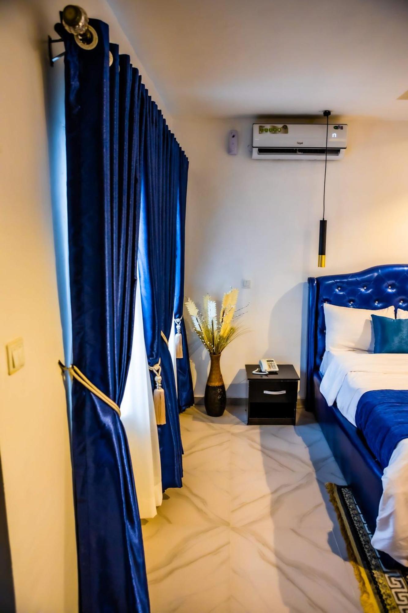 El Elyon Hotel And Suites Lagos Buitenkant foto